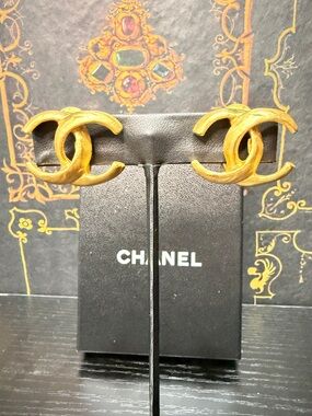 CHANEL Gold Interlocking CC Clip-On Earrings